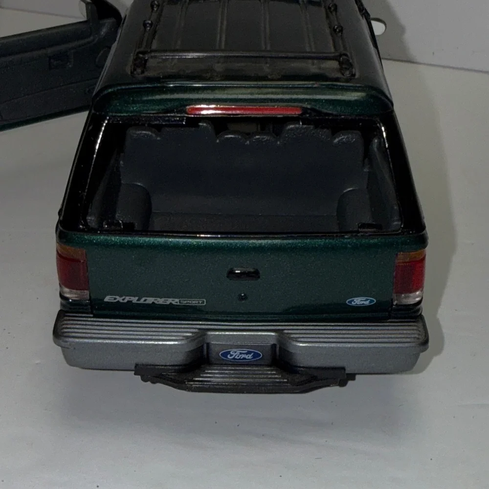 Redbox Ford Explorer Sport 90's  Diecast Model Car 1:24 Scale SUV Opening Doors